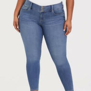 NWOT Torrid Super Stretch Light Wash Jegging